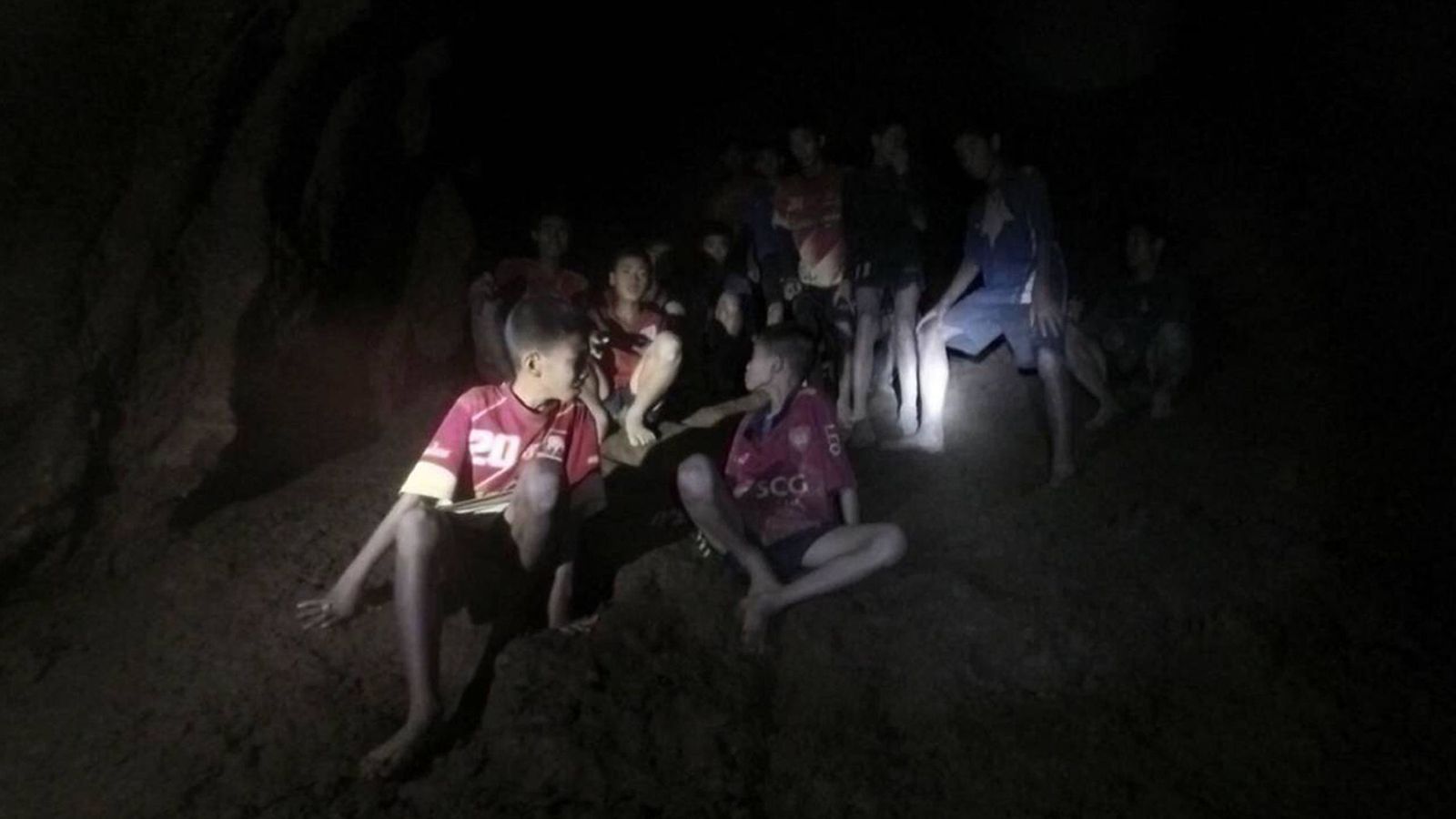 Foto: Los 12 escolares y su entrenador dentro de la cueva Tham Luang. (EFE)
