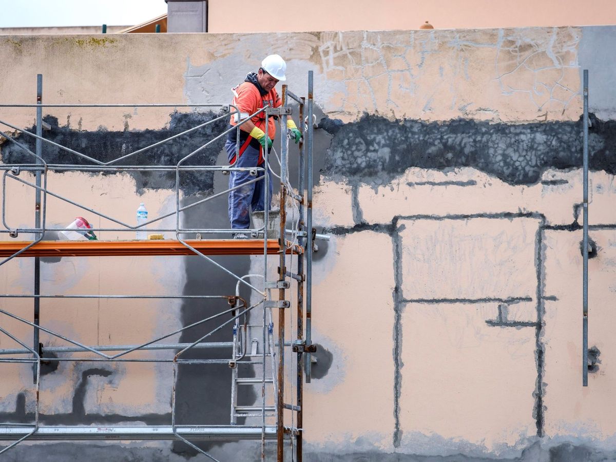 Foto: Un obrero de la construcción trabaja en una obra en Ibiza. (EFE)