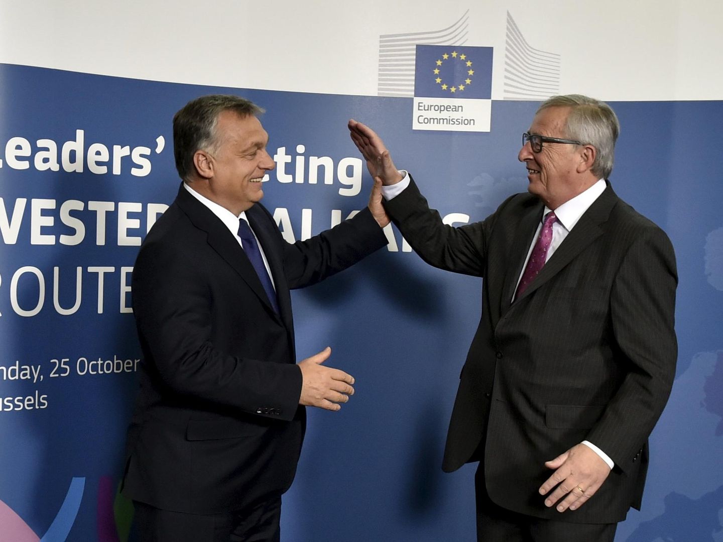 Juncker recibe a Orbán durante una cumbre. (Reuters)