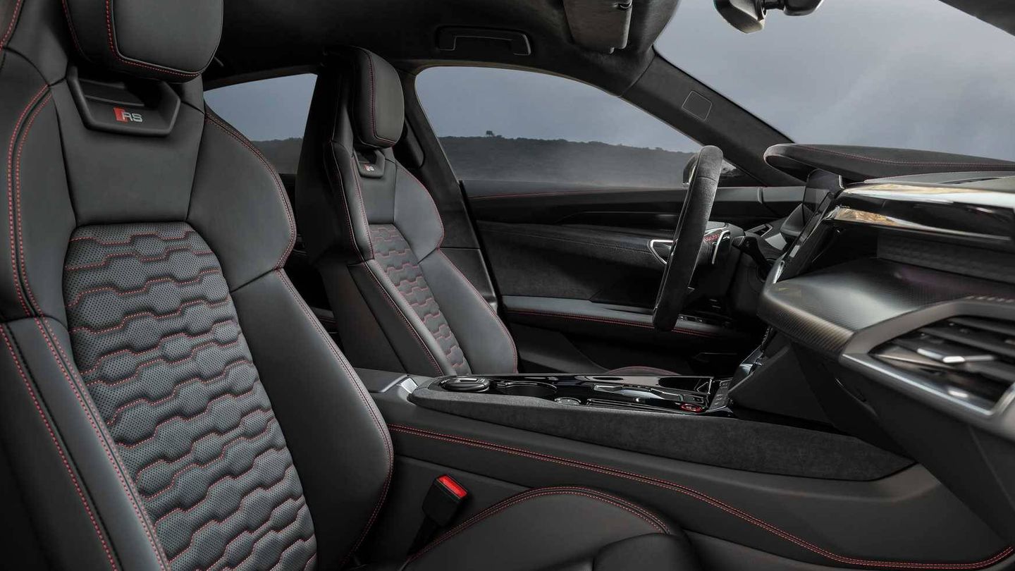Interior del Audi e-tron GT, elegante con algunos toques deportivos. 