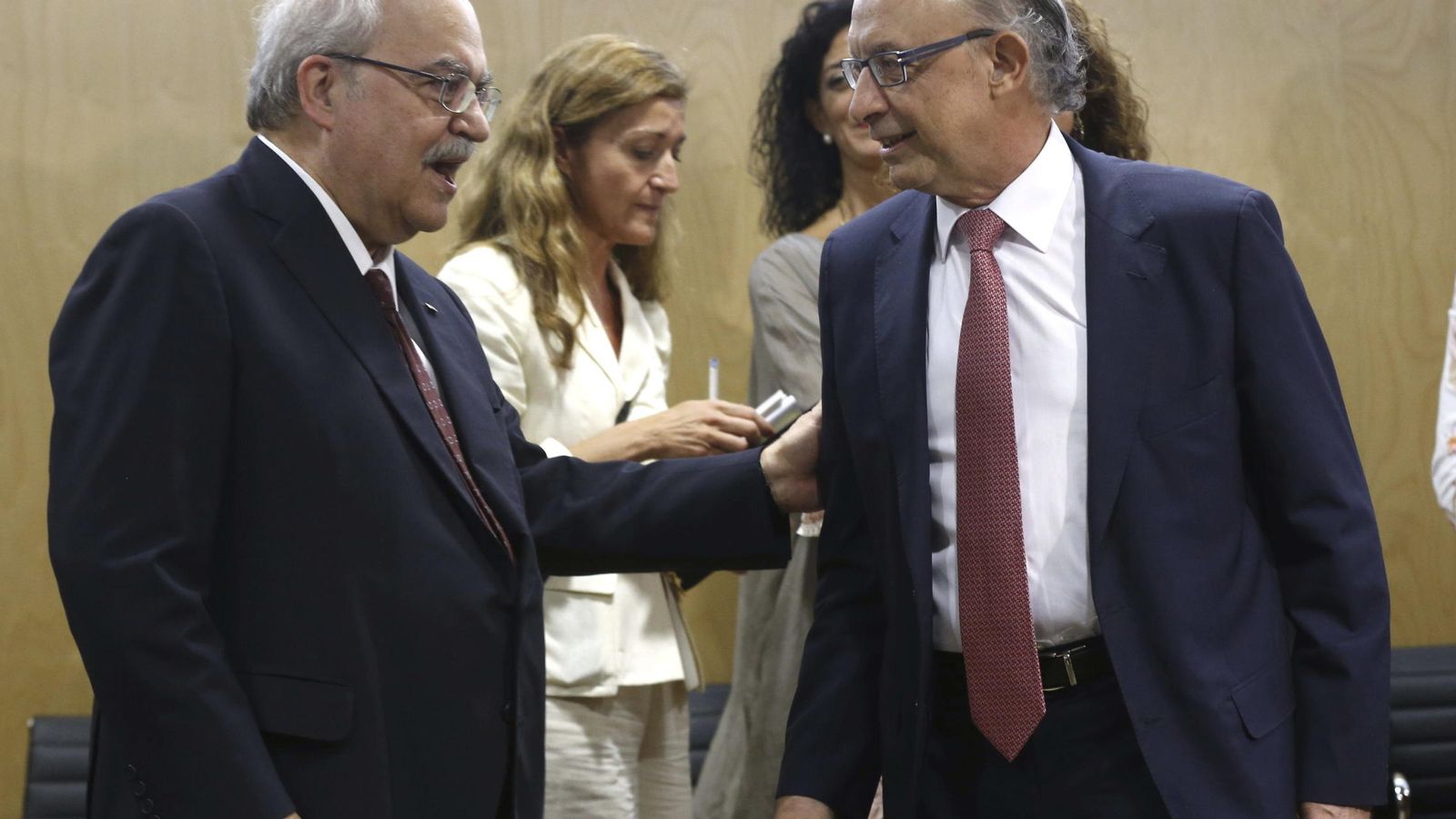 Foto: El ministro de Hacienda y Administraciones Públicas, Cristóbal Montoro (d) junto al consejeros de Hacienda de Cataluña, Andreu Mas-Colell. (EFE)