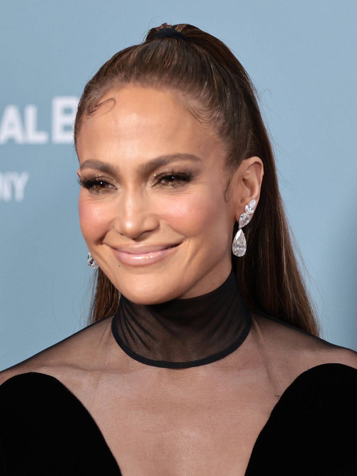 Jennifer Lopez, con un maquillaje más dramático pero manteniendo la naturalidad de las facciones gracias al contouring invertido, además de la luz que consigue con el rubor naranja. (Getty/Jamie McCarthy)