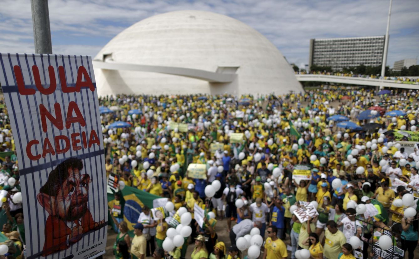 Manifestantes con una pancarta a favor del encarcelamiento de Lula da Silva, durante la protesta en Brasilia. (Reuters)
