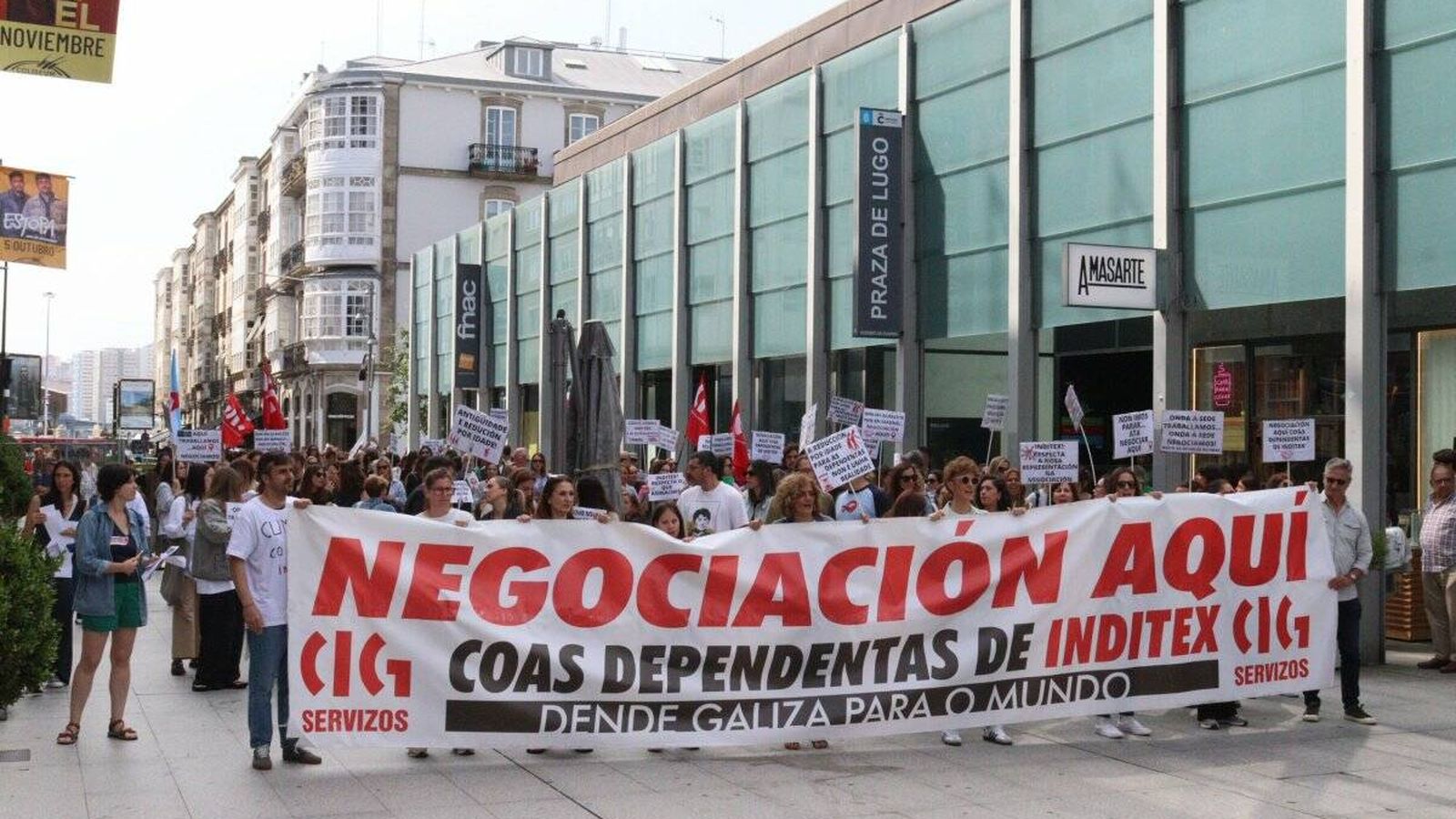 Pancarta y persiana bajada en 'casa': la 'rebelión' de las dependientas de Inditex en A Coruña