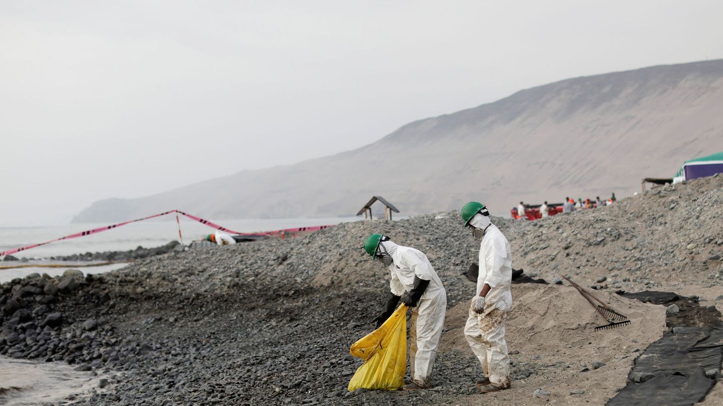 Trabajadores limpian el vertido en una playa peruana. (Reuters/Angela Ponce)