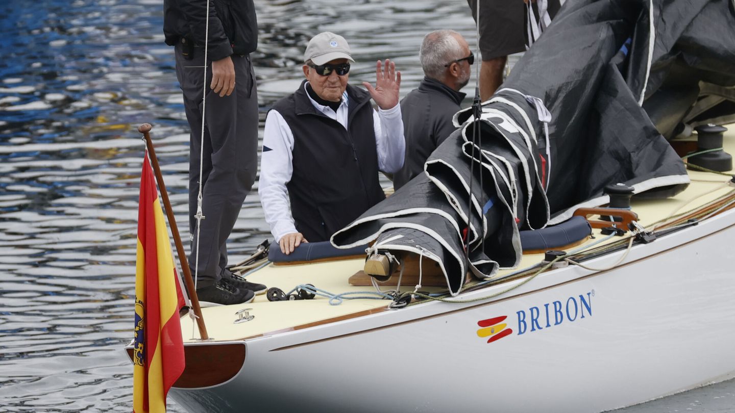 El rey Juan Carlos I sale a navegar en Sanxenxo. (EFE/Lavandeira Jr) 
