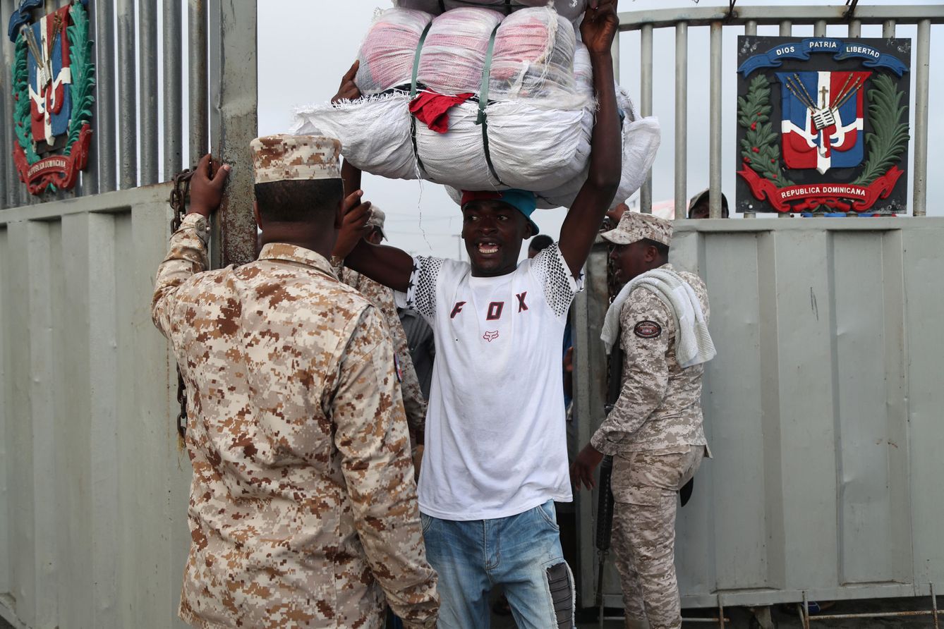 Soldados dominicanos tratan de controlar el cruce de haitianos en el paso fronterizo de Dajabón, el 10 de octubre de 2018. (Reuters)