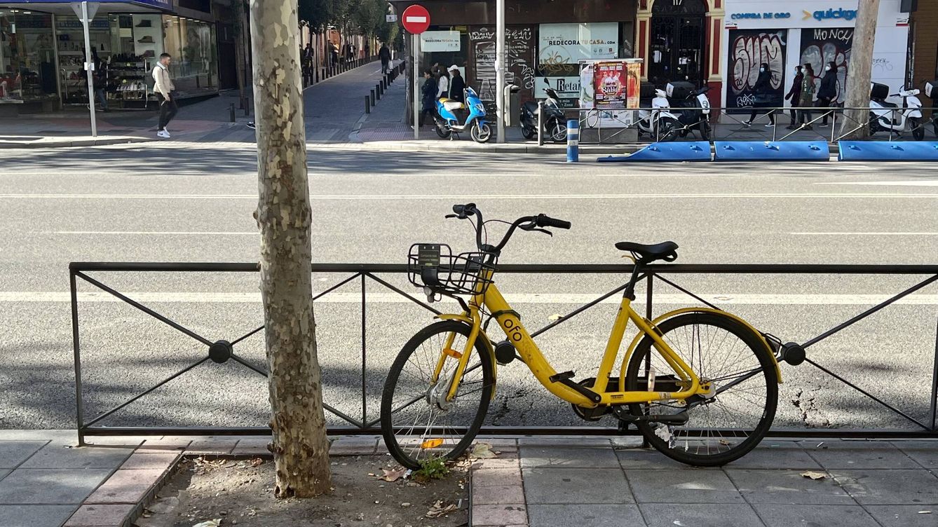 Foto: Una de las bicis de OFO 'abandonadas' en Madrid, que lleva semanas en la misma posición, sin moverse. (Foto: Michael Mcloughlin)