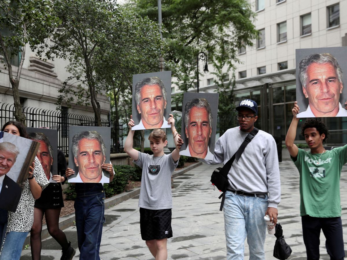 Foto: Protesta contra el empresario Jeffrey Epstein. (Reuters/Shannon Stapleton)