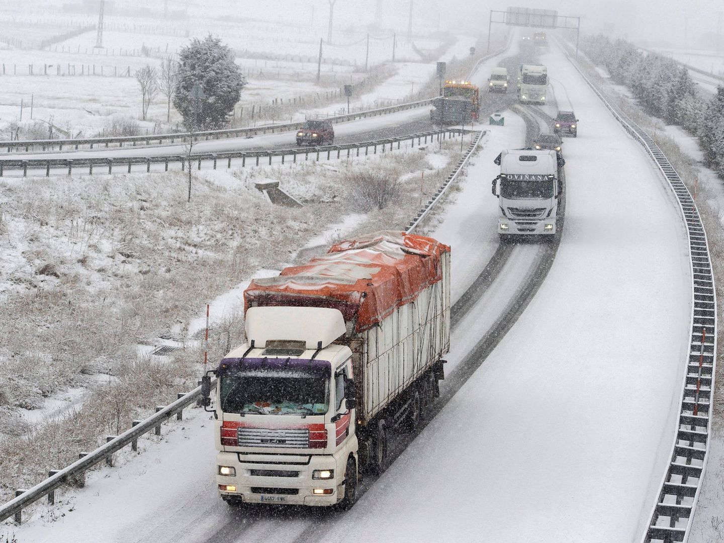 Varios camiones pasan por la autopista A-67 en Cantabria. (EFE)