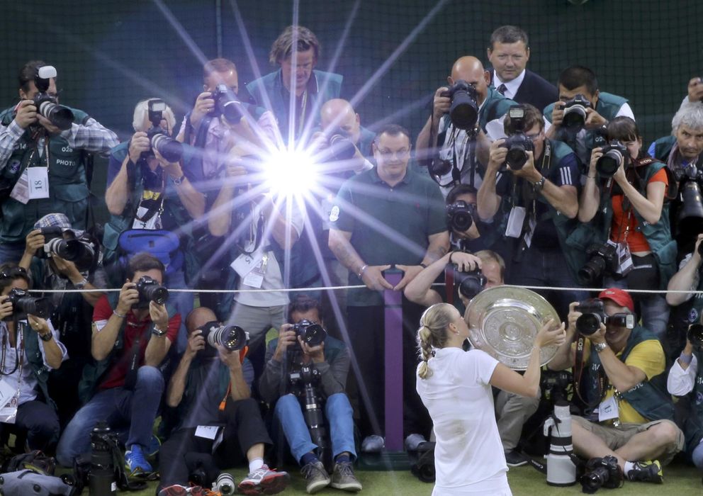 Foto: Petra Kvitova posa ante los medios gráficos con el título de Wimbledon (Reuters).