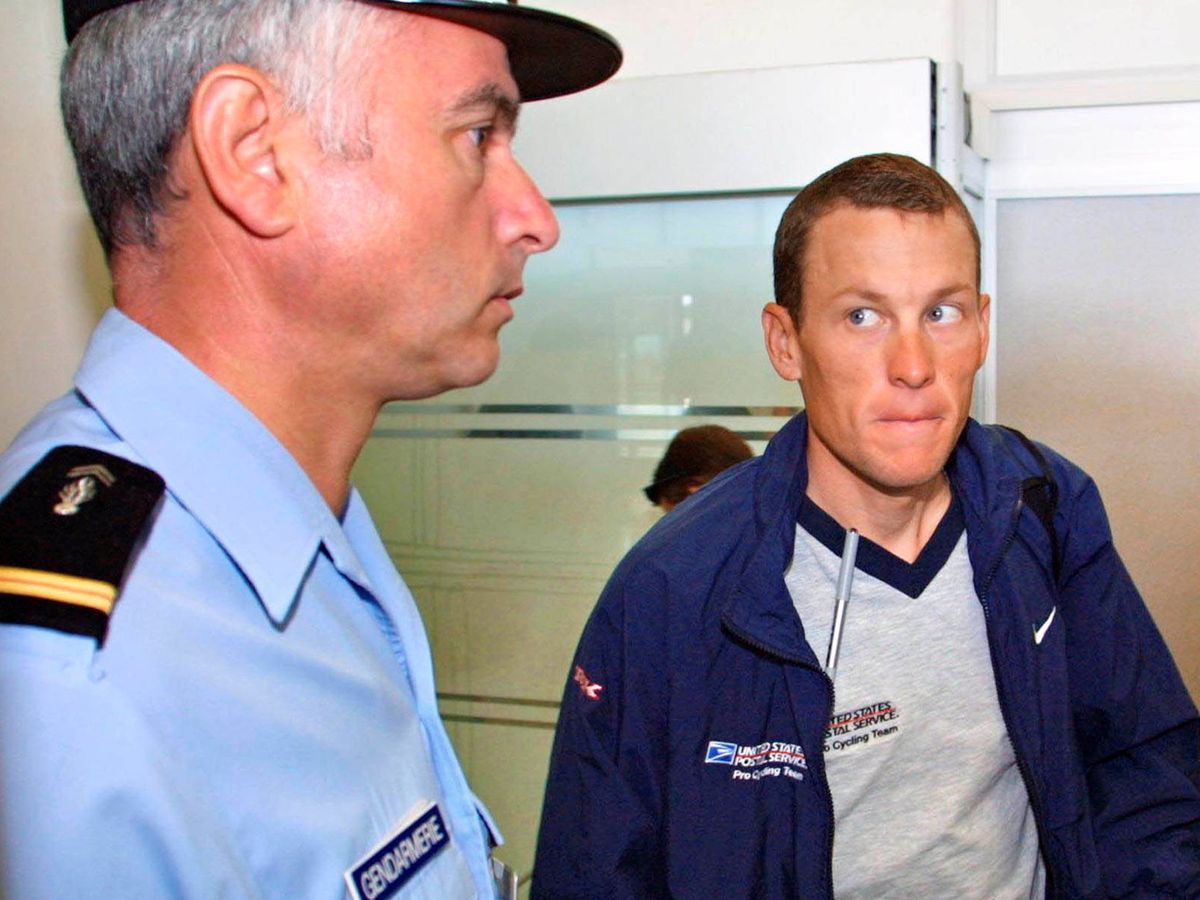 Foto: Lance Armstrong, junto a un policía francés en el año 2001 (REUTERS/Pool File Photo).