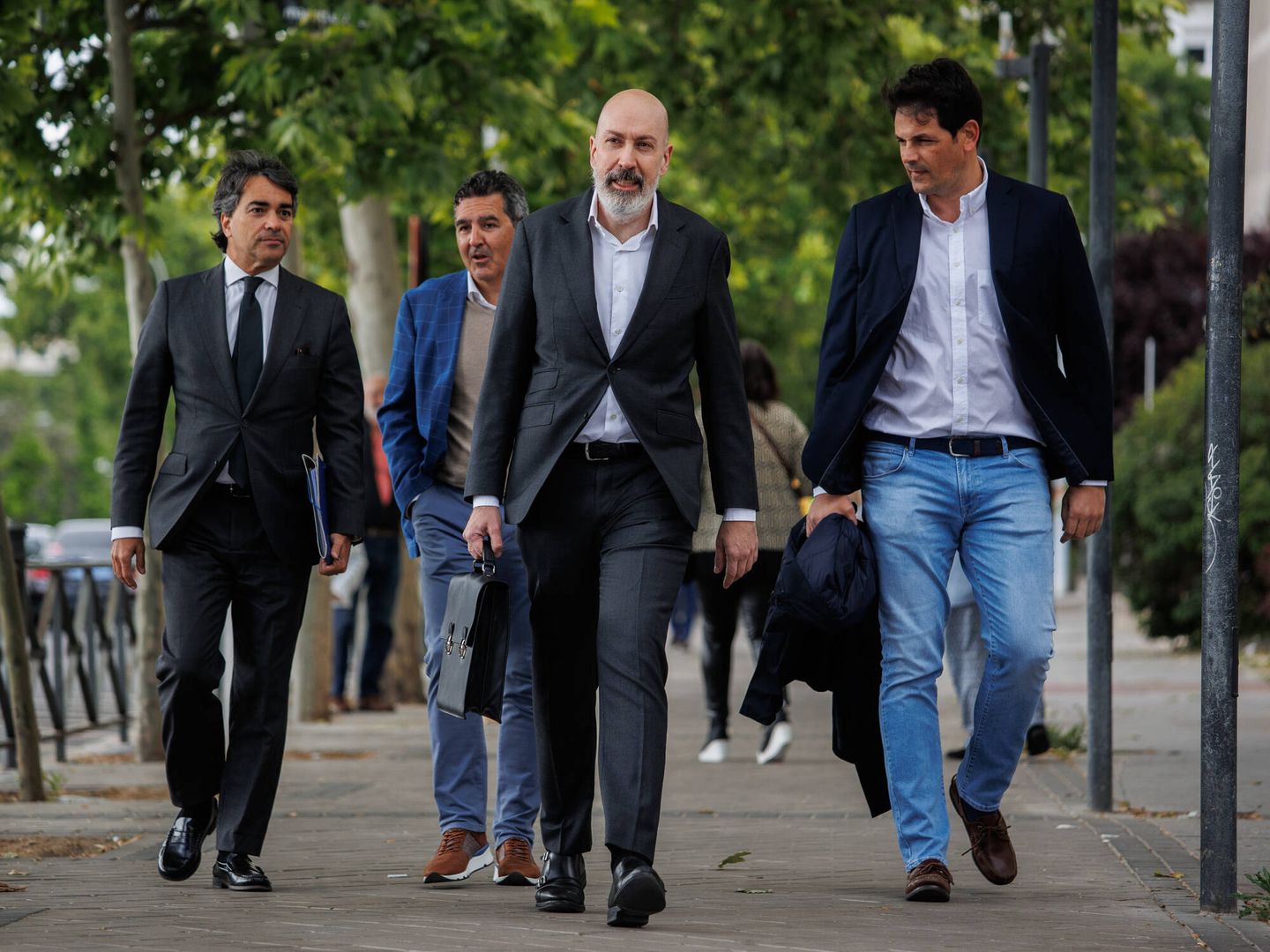 El Confidencial, Nacho Cardero (2d), y los periodistas Agustín Marco (2i) y José María Olmo (d) a su llegada a Plaza Castilla. (Alejandro Martínez Vélez)