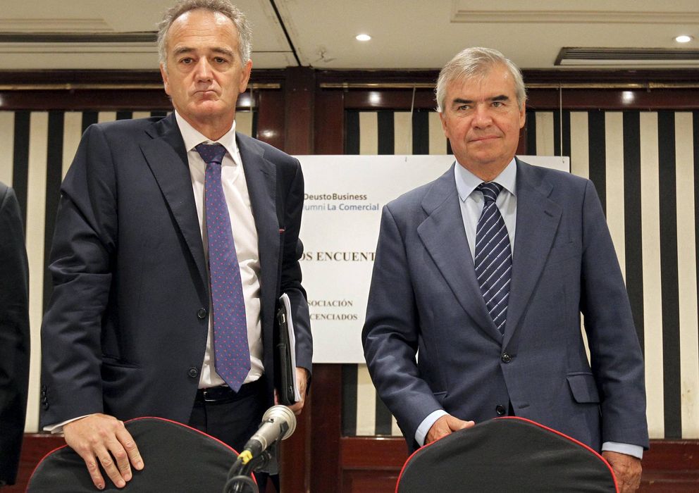 Foto: El presidente ejecutivo de CIE Automotive, Antón Pradera (i), y el presidente de la Federación Deusto Business Alumni, José María Bergareche