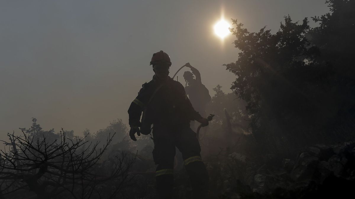 Mejoran los fuegos en Grecia, pero la isla de Eubea sigue envuelta en llamas y humo