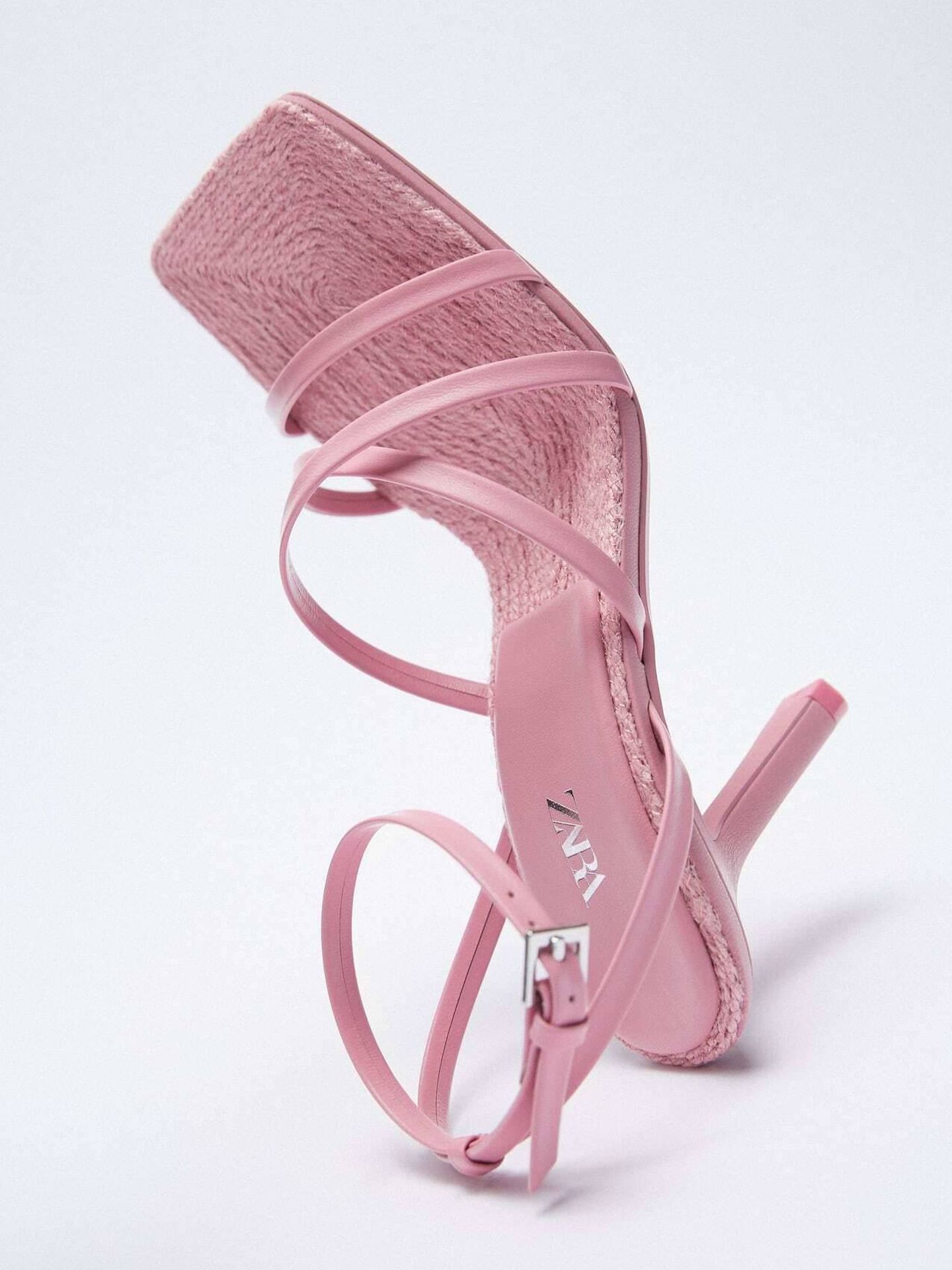 El equipo de diseño de Zara supera y unas sandalias de suela de yute