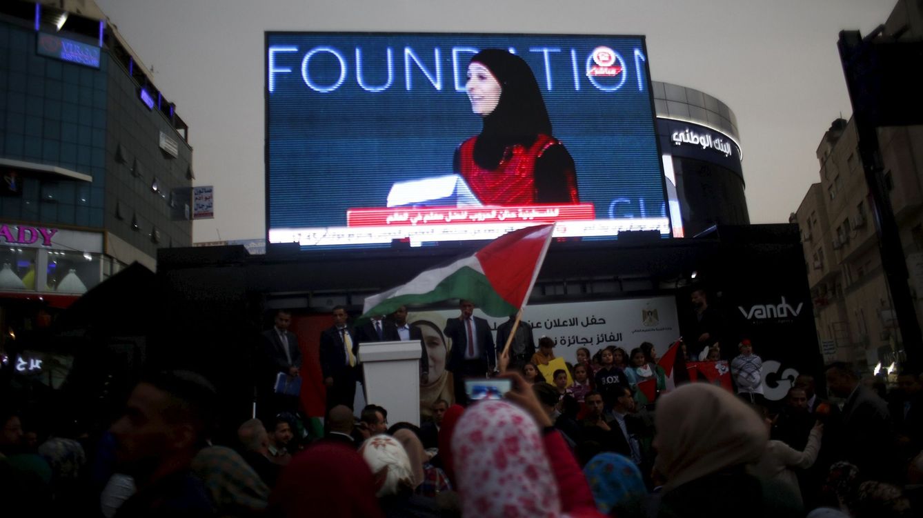 Foto: Palestinos observan en una pantalla a la profesora Al-Hroub recibir el Global Teacher Prize. (Reuters/Mohamad Torokman)