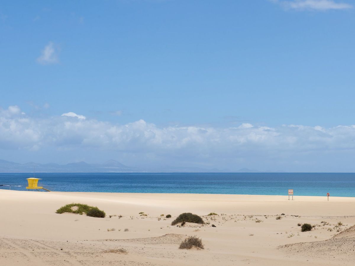 Foto: Imagen de la Playa de Corralejo (Fuerteventura), vacía el pasado 17 de abril. (EFE)