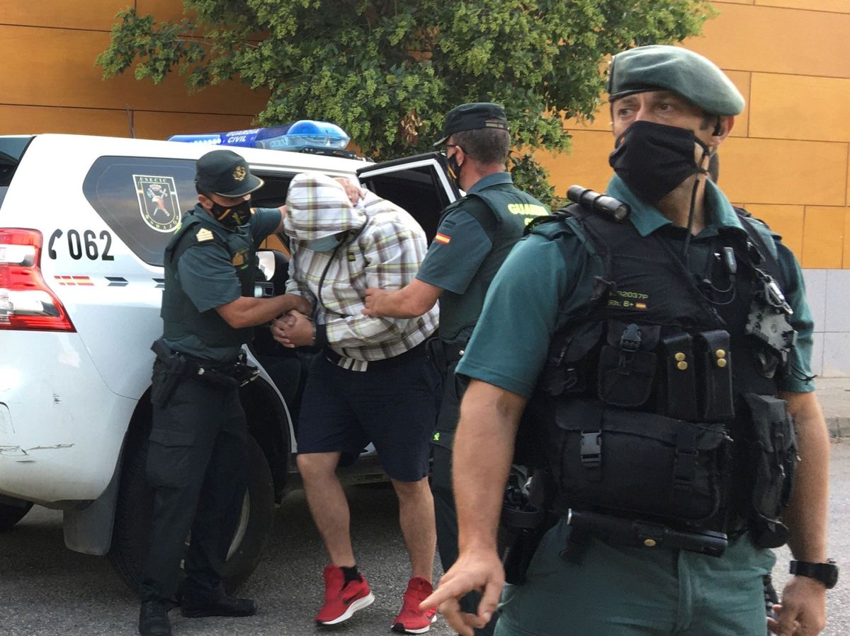 Foto: Agentes de la Guardia Civil de Zafra (Badajoz) escoltan al autor confeso de la muerte de Manuela Chavero. Foto: Efe