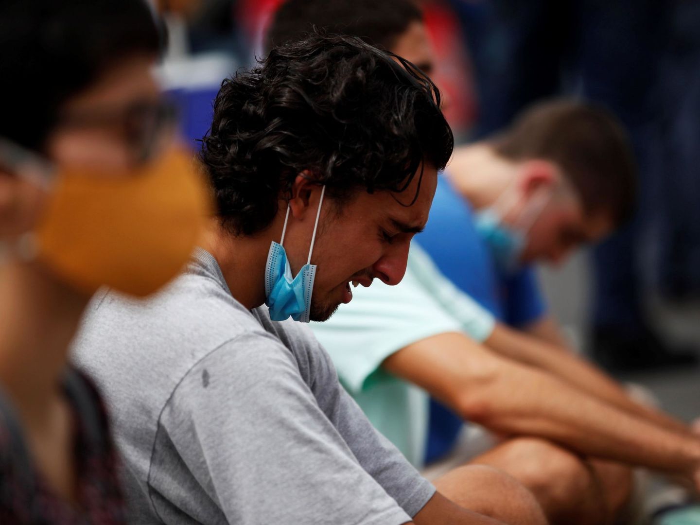 Un hombre llora en Pánama ante los efectos de la pandemia. Foto: EFE  Bienvenido Velasco