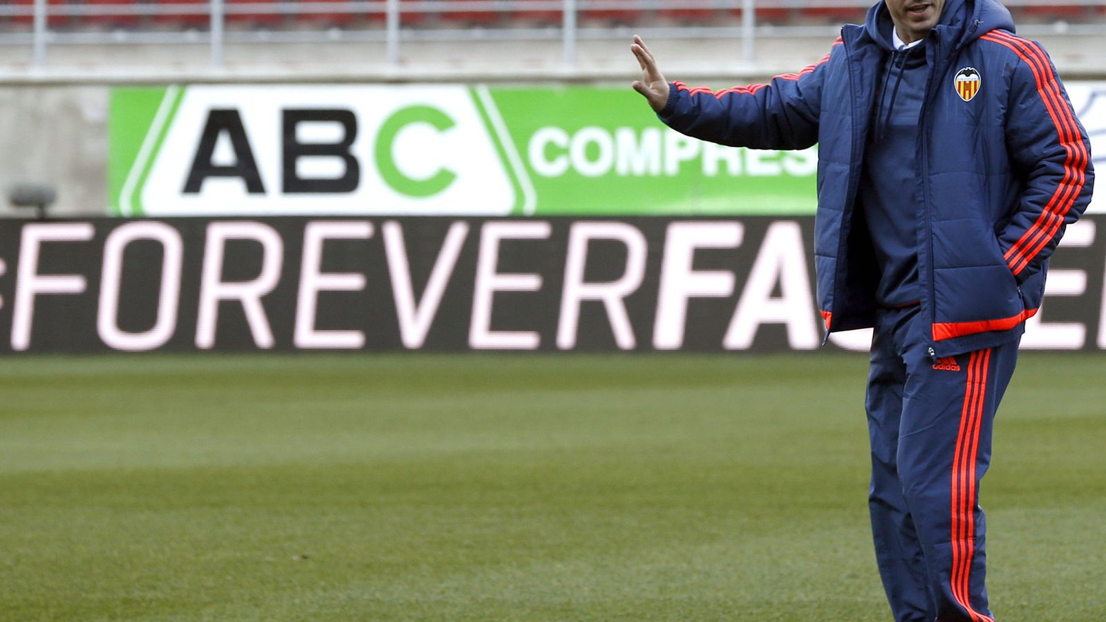 Foto: Una derrota del Valencia ante el Betis dejará sentenciado a un Gary Neville señalado por la afición (EFE)