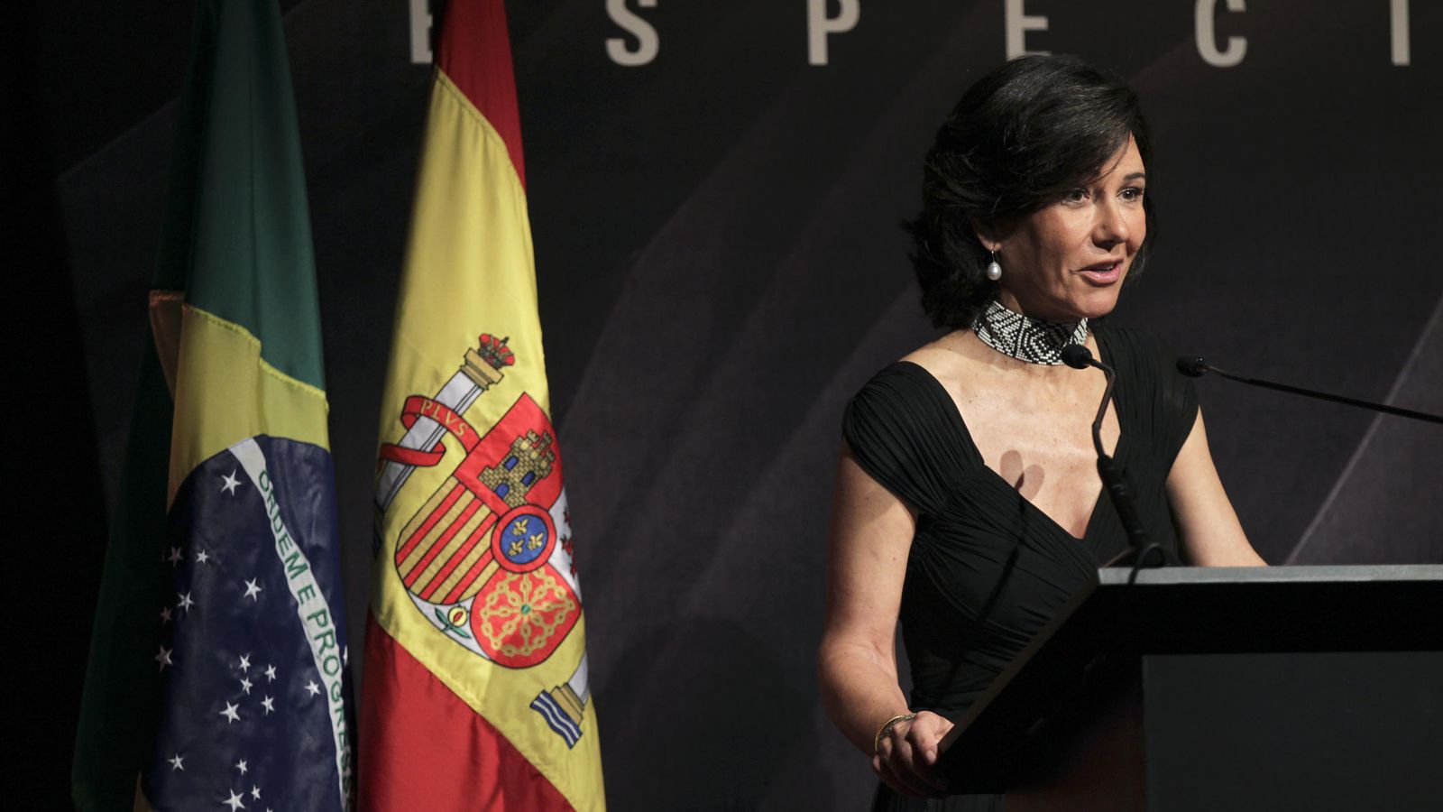 Foto: Ana Botín, presidenta del Banco Santander, habla en una cena de gala en Sao Paulo (Brasil). (EFE)
