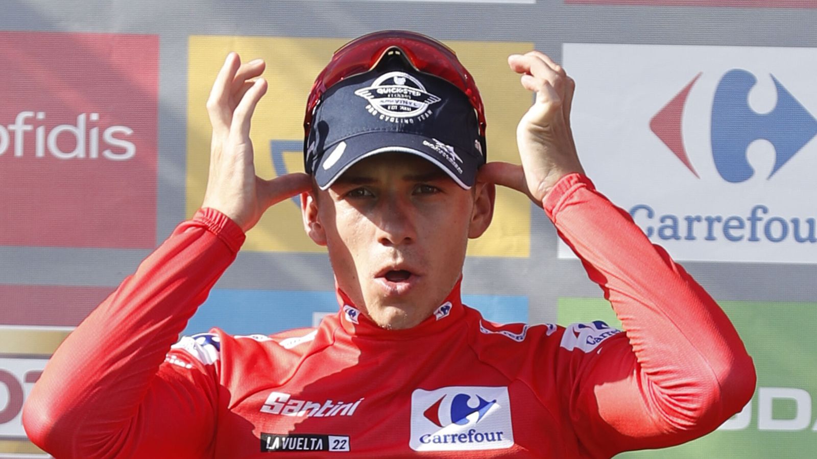 Evenepoel, en el podio como líder de la Vuelta. (EFE/J. L.)
