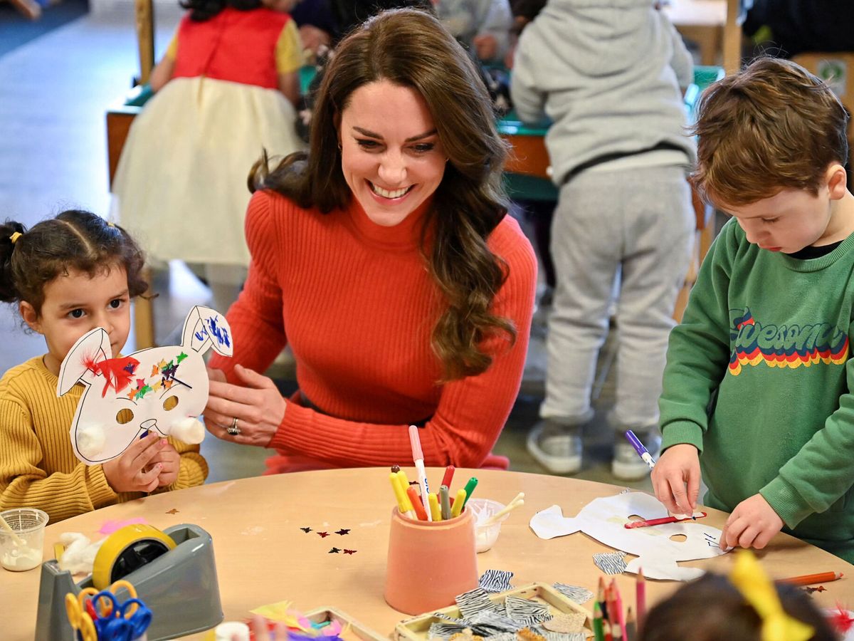 dorado Elocuente de Abrigo español y conjunto naranja: Kate Middleton, todo sonrisas con los  más pequeños