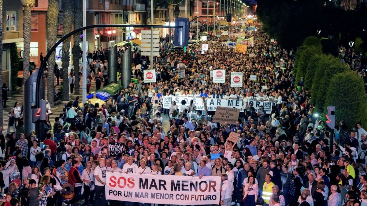 Una marcha masiva mete el Mar Menor en campaña y aleja el vuelco del PP en Murcia