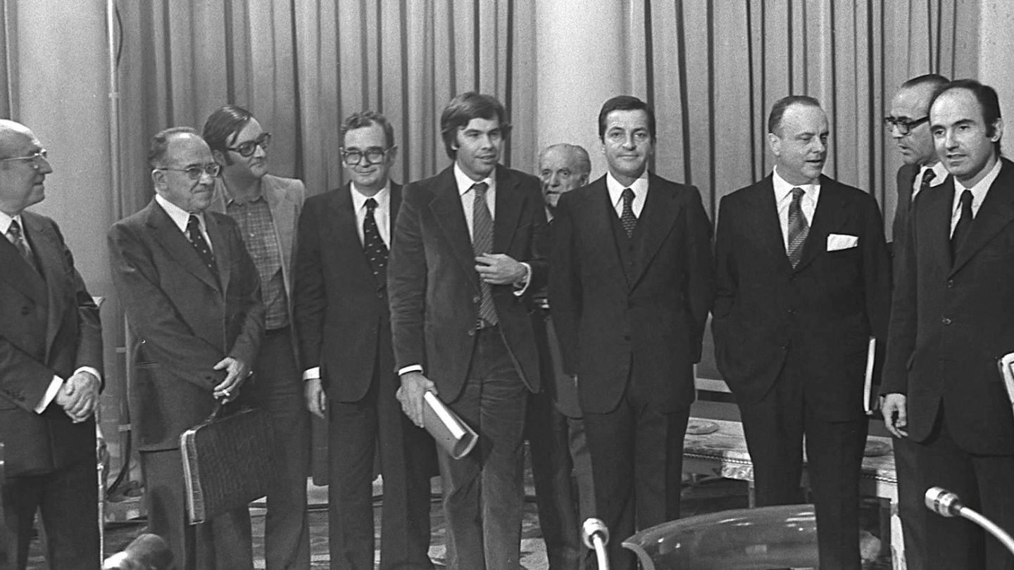 Reunión de los Pactos de la Moncloa, con el presidente Adolfo Suárez y Felipe González (cuarto y quinto por la derecha, respectivamente). 