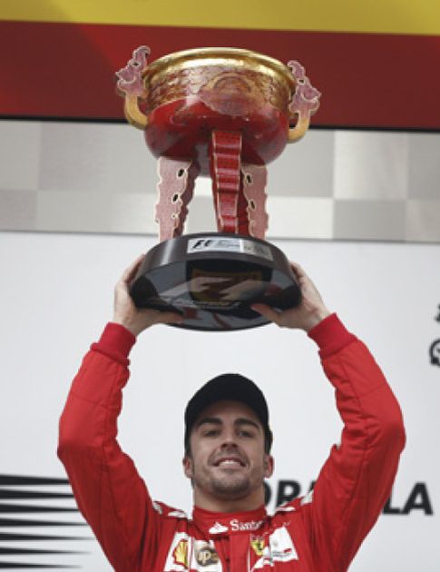 Foto: Alonso enseña el músculo de Ferrari: "Tenemos potencial y lo podemos demostrar en Bahrein"