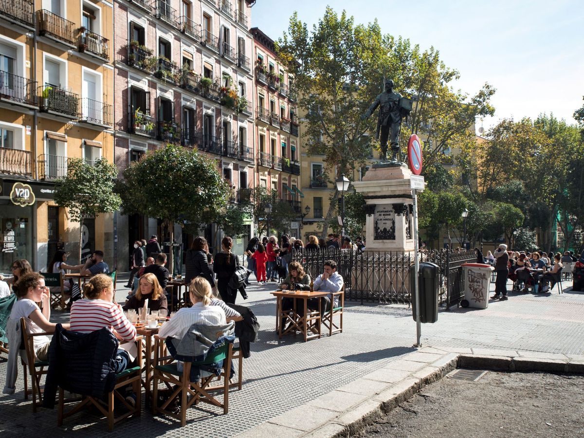 Foto: Terrazas de bares de Madrid repletas de clientes. (EFE)