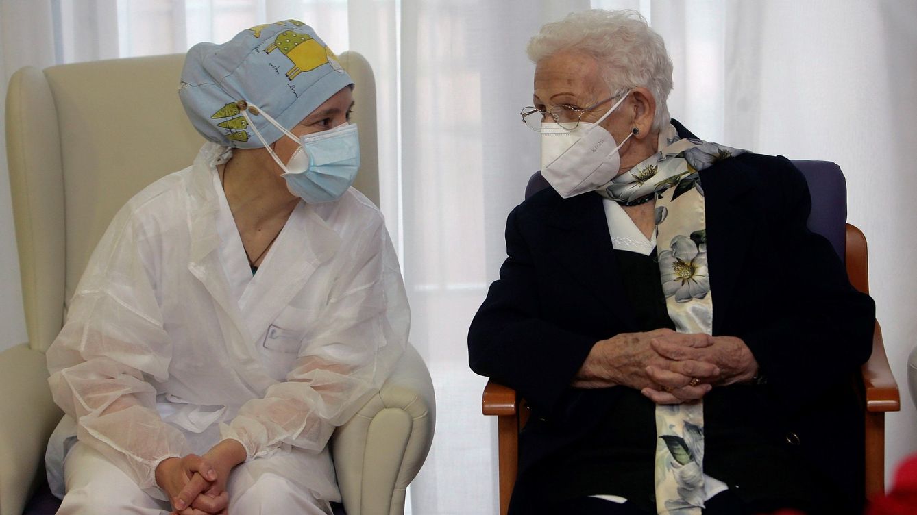 Foto: Mónica (i) y Araceli (d), las dos primeras españolas en recibir la vacuna del covid. (EFE)