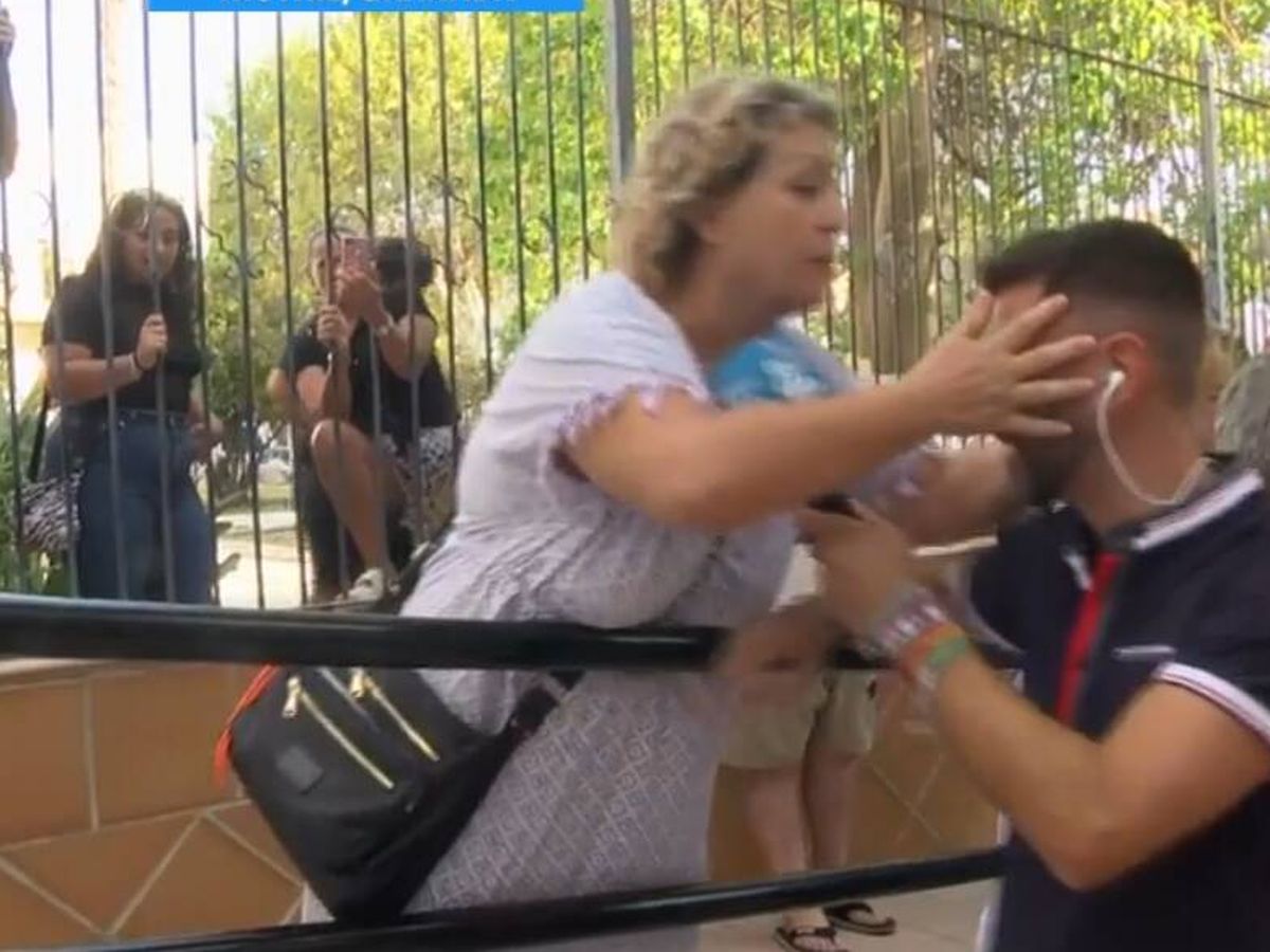 Foto: Una vecina de Motril intenta besar a la fuerza a un reportero de Telecinco en un alegato a favor de Rubiales (Mediaset)