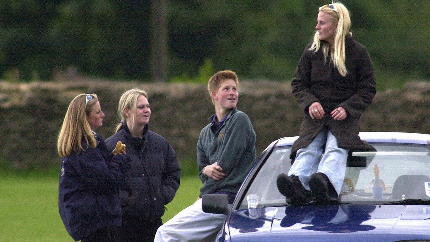 Harry, Sasha (a su derecha, con coleta) y dos amigas, en Beaufort Polo Club, en 2001. (UK Press via Getty Images/Antony Jones)