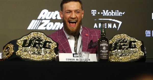 Foto: Conferencia de prensa de Conor McGregor a la que acudió con una botella de su licor. (Reuters)