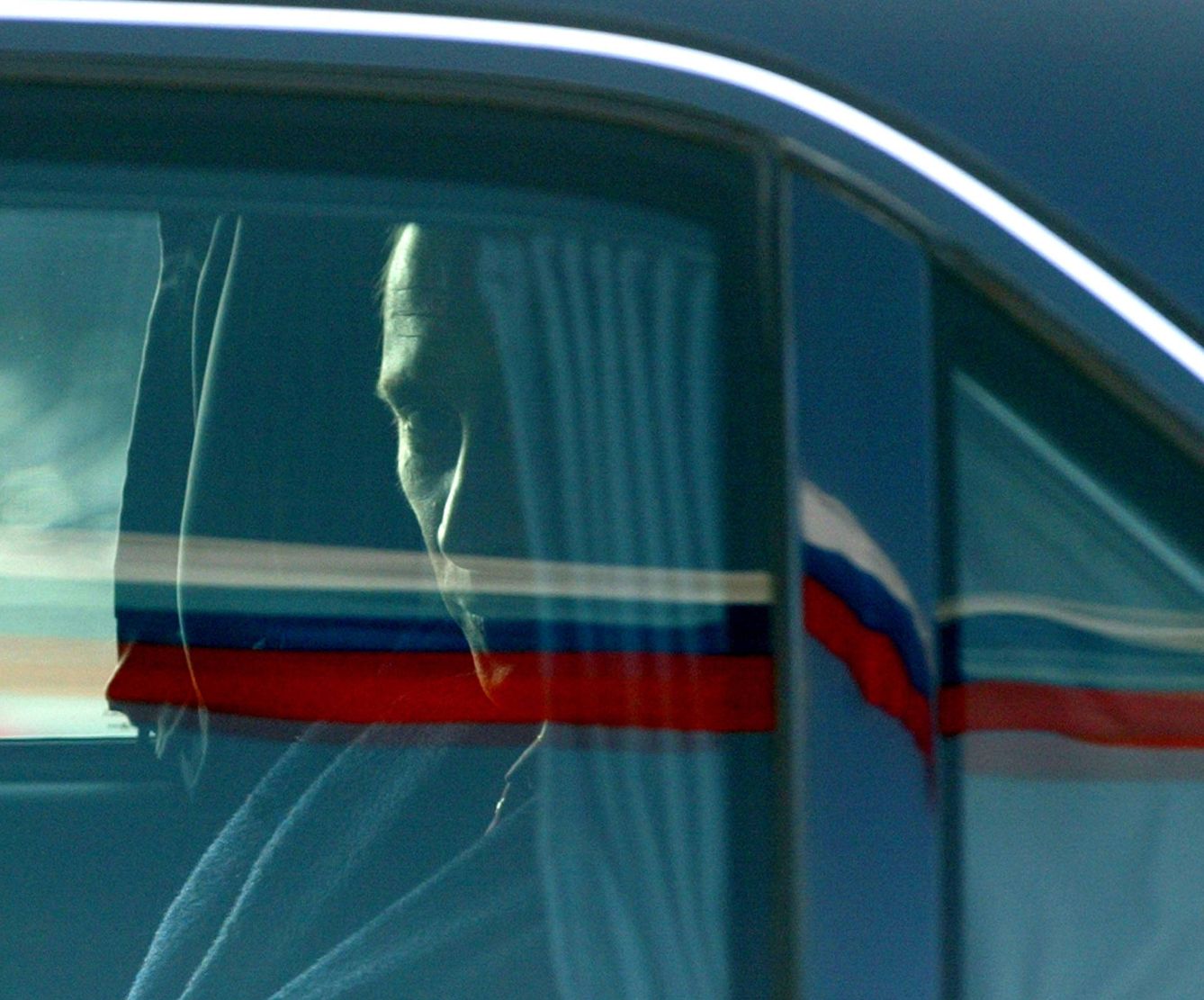 Putin abandona el aeropuerto berlinés de Tegel en una limusina blindada, en 2003. (Reuters)