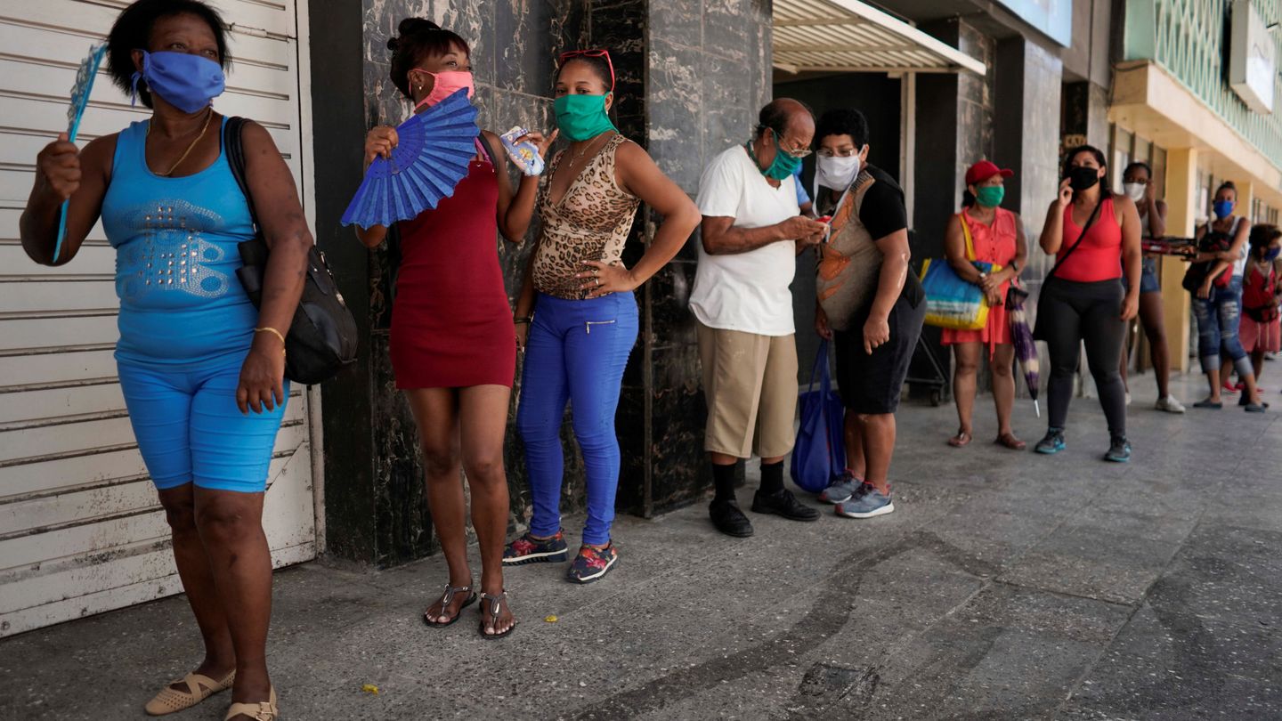 Cola para hacer la compra en La Habana (Reuters)
