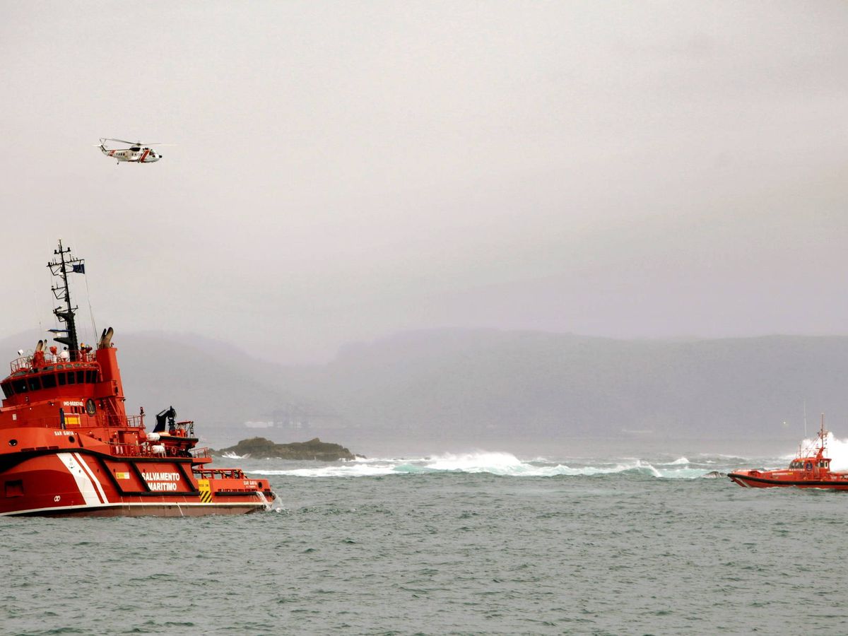 Foto: Imagen de archivo de equipos de rescate trabajando en aguas de A Coruña. (EFE/Cabalar)