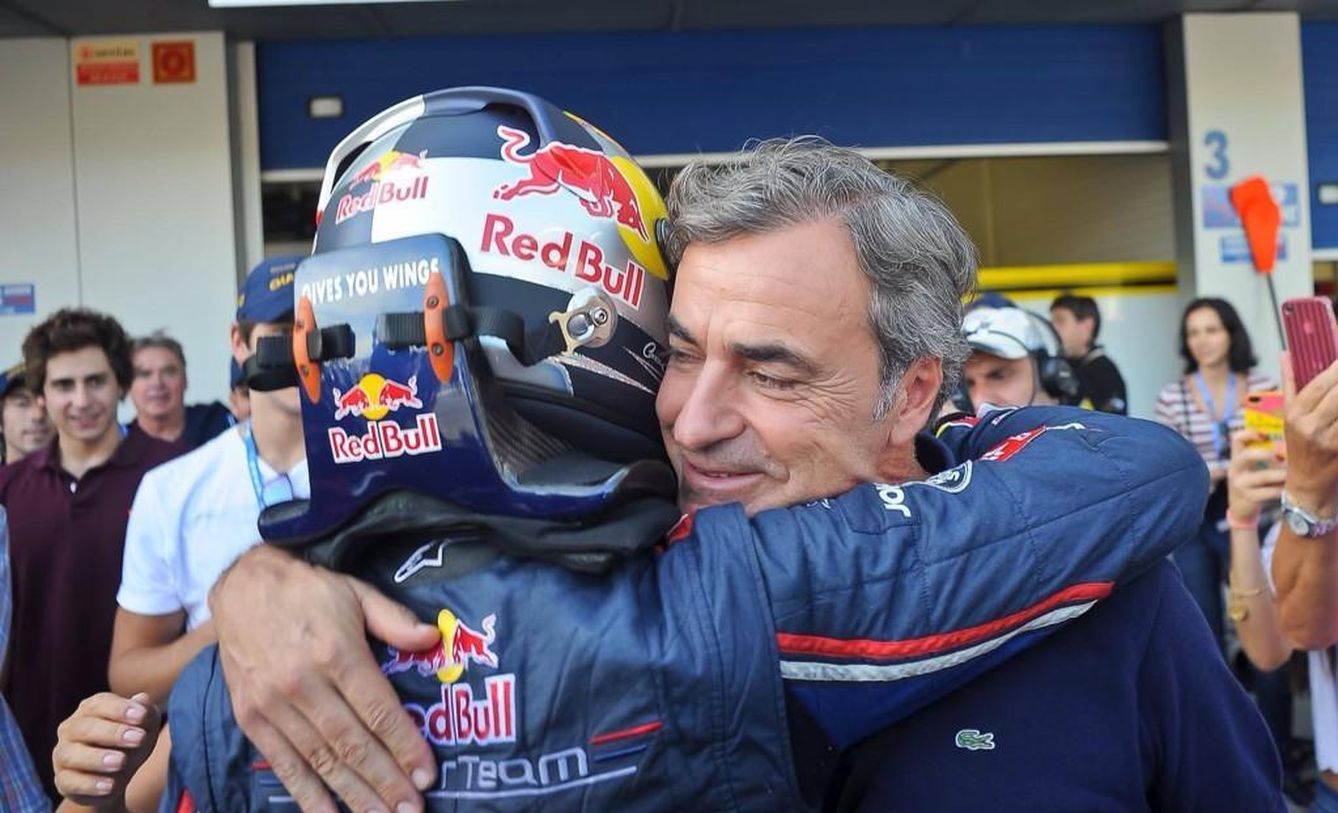 Padre e hijo se abrazan el día que Sainz es campeón de las WRS