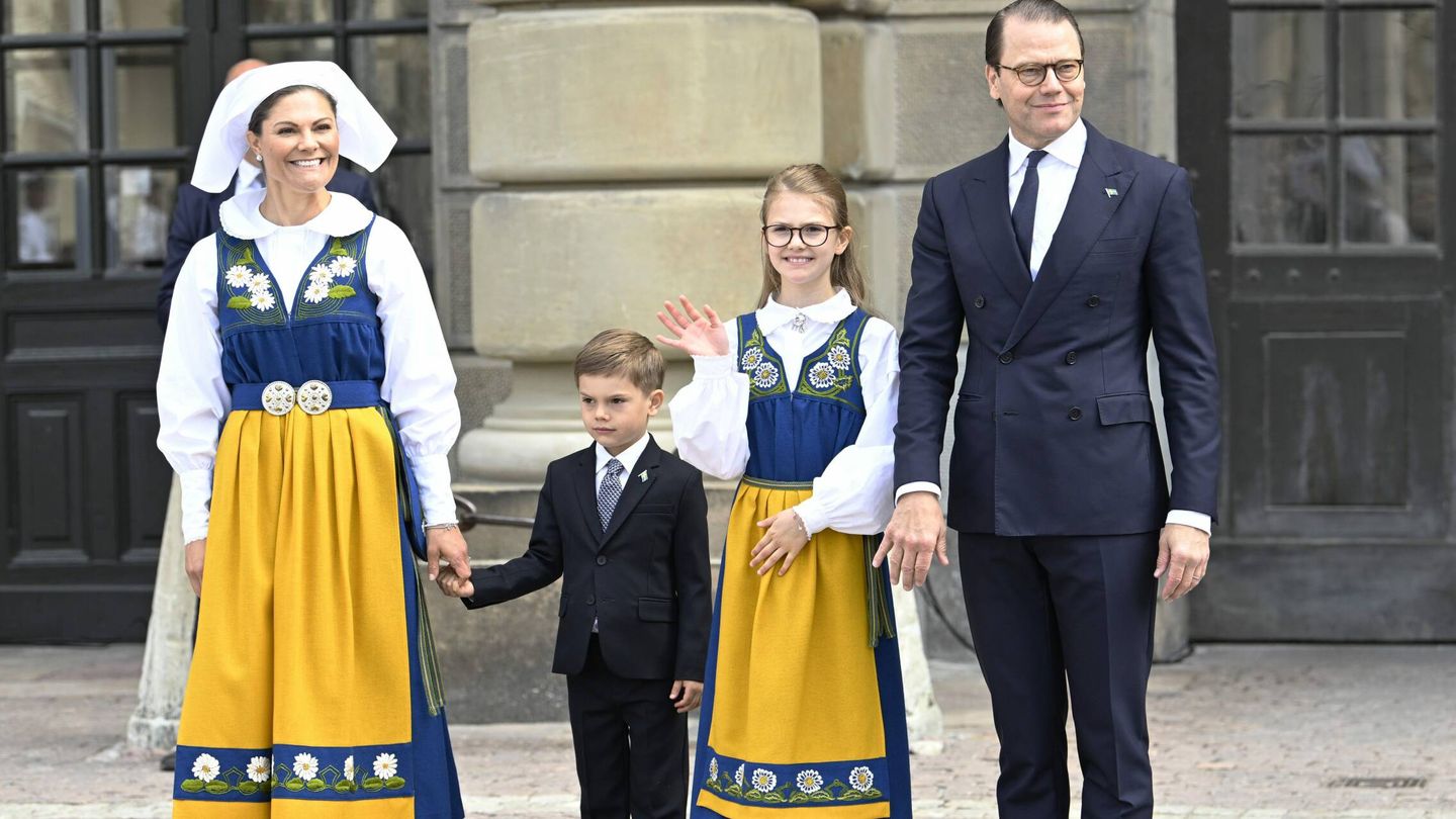 Victoria y Daniel de Suecia y sus hijos, la princesa Estelle y el príncipe Oscar. (Cordon Press)