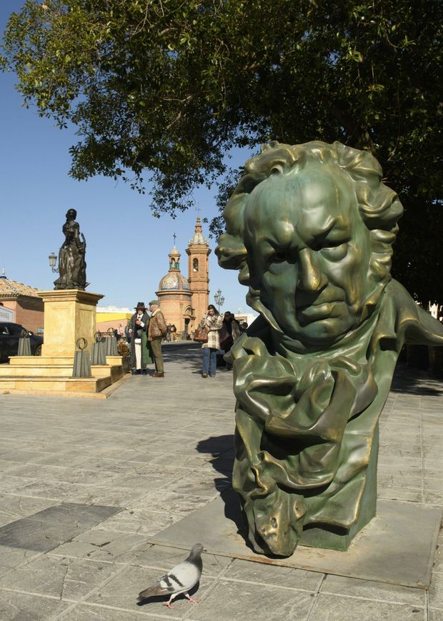 Una de las esculturas de los Goya en un lugar emblemático de la ciudad. (EFE)