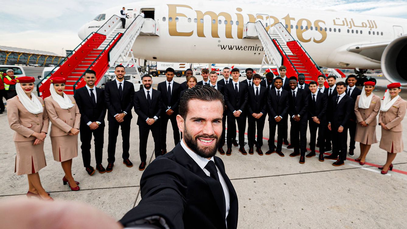 Foto: Nacho hace el selfi de la plantilla con el avión de Emirates. (realmadrid.com)