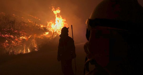 Foto: El incendio forestal que está activo en el municipio pontevedrés de Mondariz ha quemado ya 120 hectáreas. (EFE)