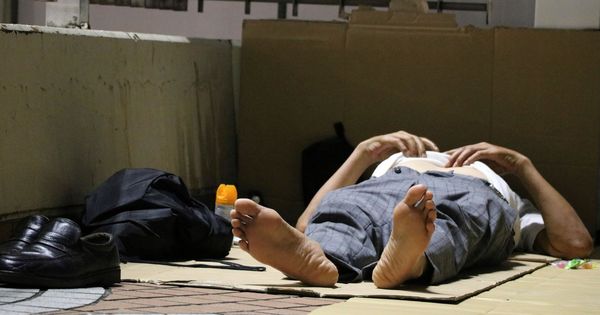 Foto: Personas sin hogar duermen en las calles del bullicioso distrito de Shinjuku, en Tokio. (EFE / Ainara Cacho)