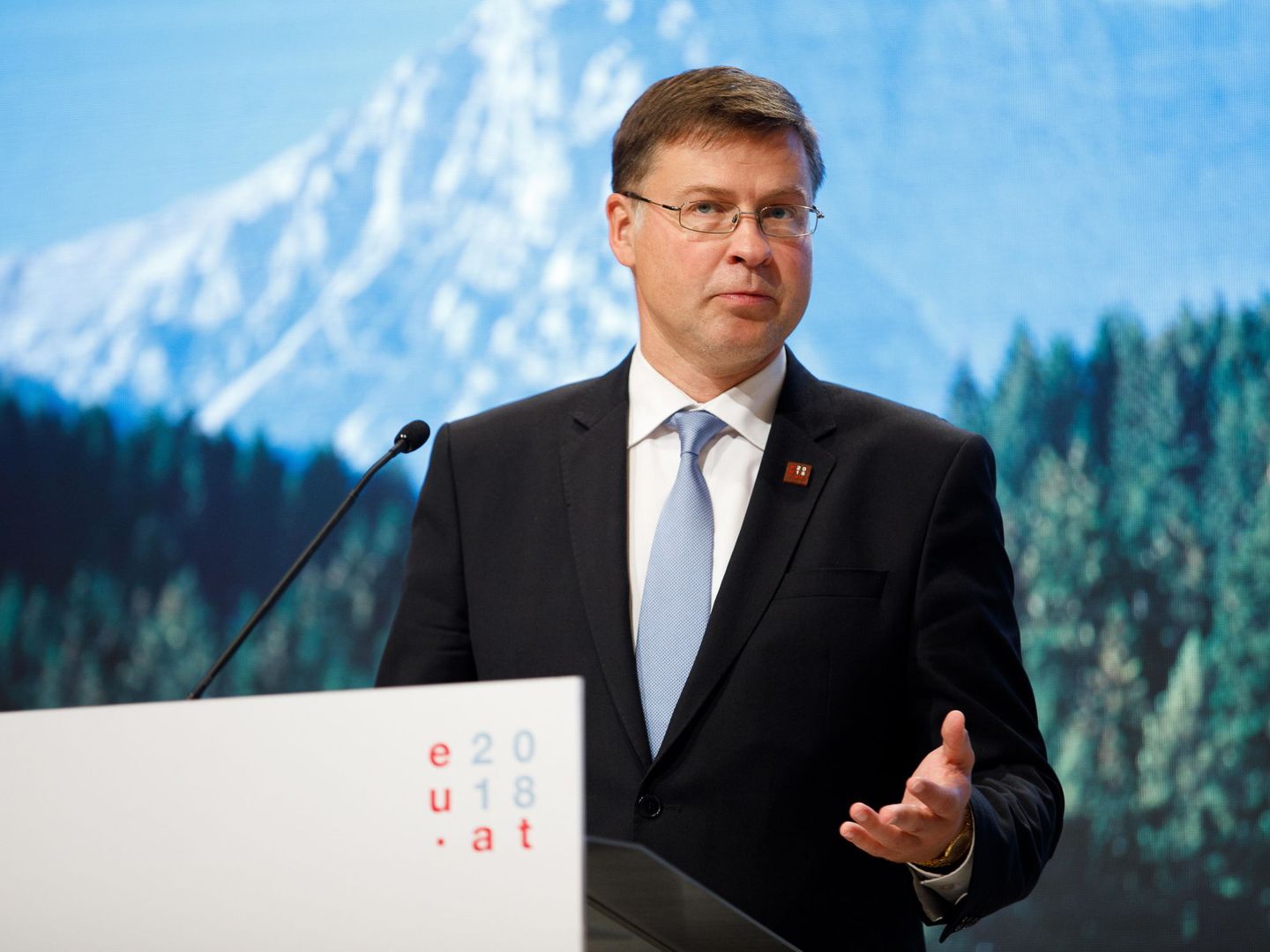 Valdis Dombrovskis, vicepresidente de la Comisión Europea, ha abierto la puerta a estudiar la 'cláusula de extinción'. (Reuters)