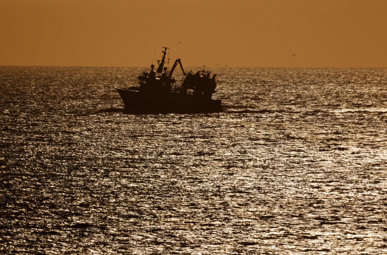 Barco de pesca regresando a puerto (Reuters)