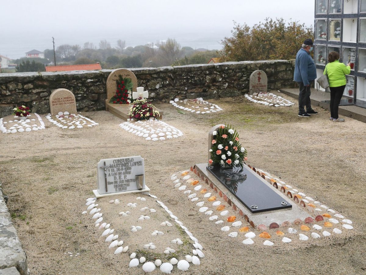 Foto:  Vista de las tumbas del cementerio de Lira, en Carnota, en la costa coruñesa, este domingo fiesta de Todos los Santos. (EFE)