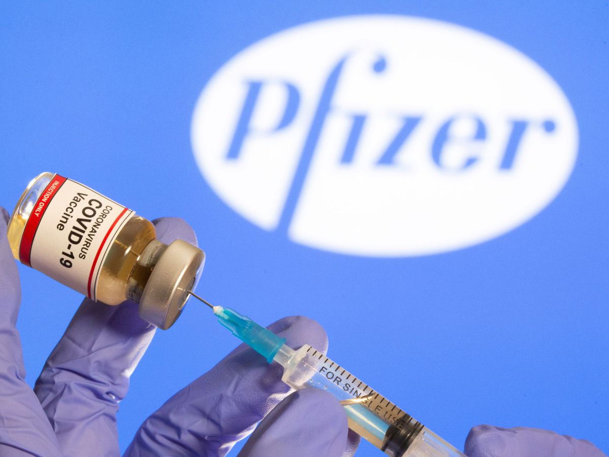 Foto: Un frasco de la vacuna de Pfizer. (Reuters) 