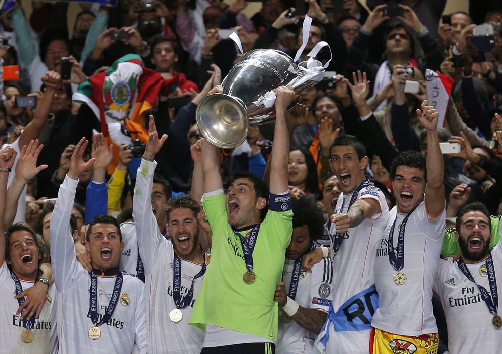 Foto: Iker Casillas alza la Copa de Europa (AP).